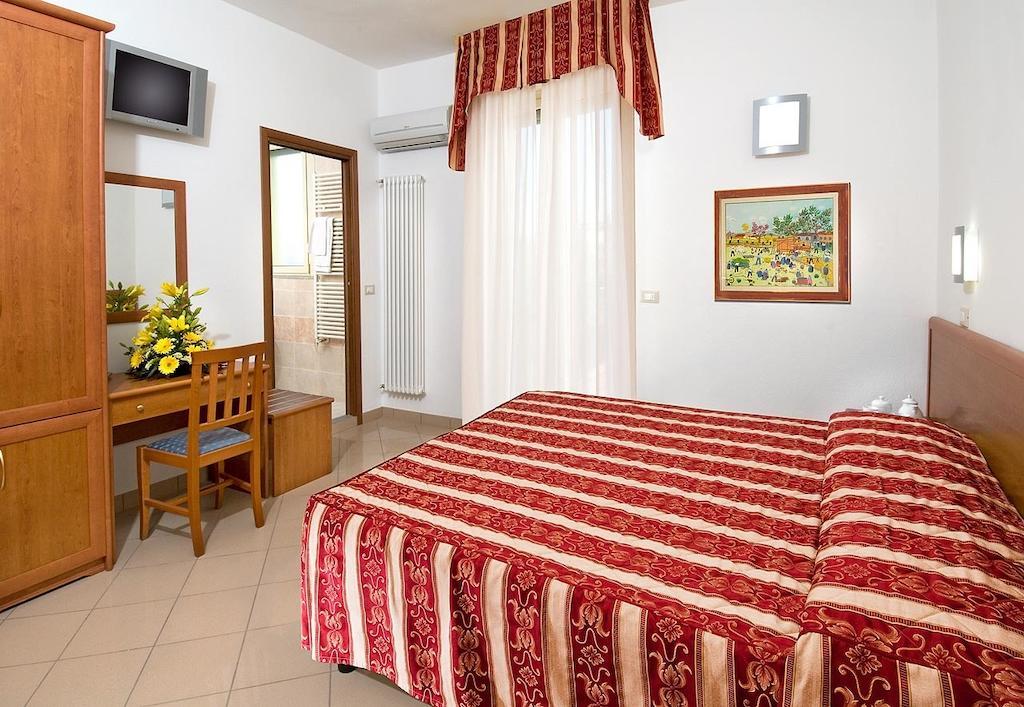 Hotel Bristol - Koolibry Hotels Червия Стая снимка