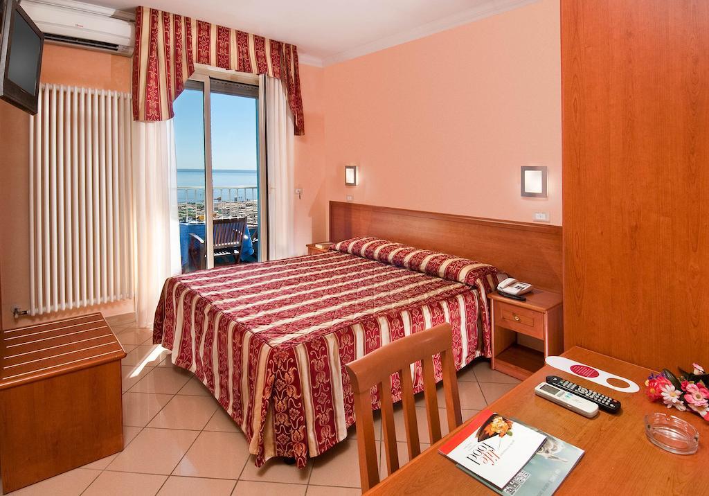 Hotel Bristol - Koolibry Hotels Червия Екстериор снимка